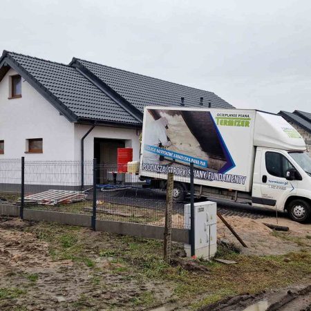 dom manowo izolacja piana poliuretanowa